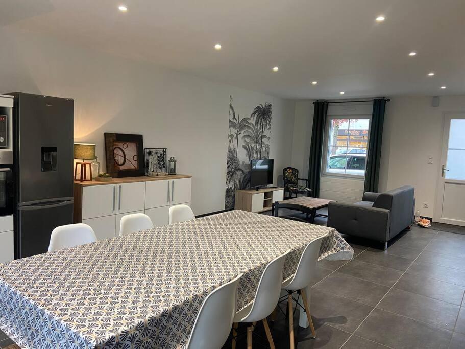 Les Prunelles Maison De Village De 4 A 8 Personnes Precigne Exterior photo